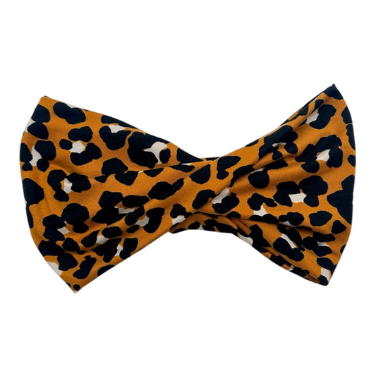Leopard print bow tie on a white background