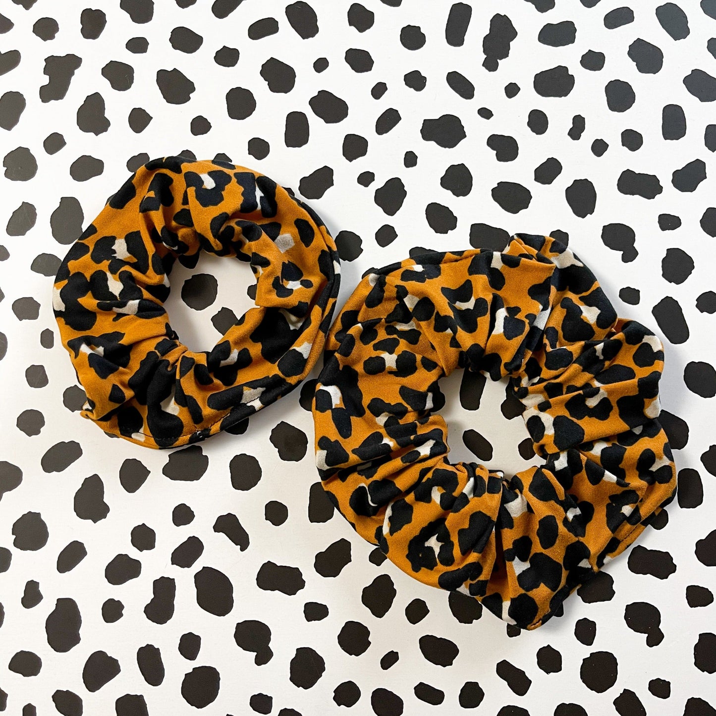 BLACK & WHITE CHECKERS - OVERSIZED SCRUNCHIE